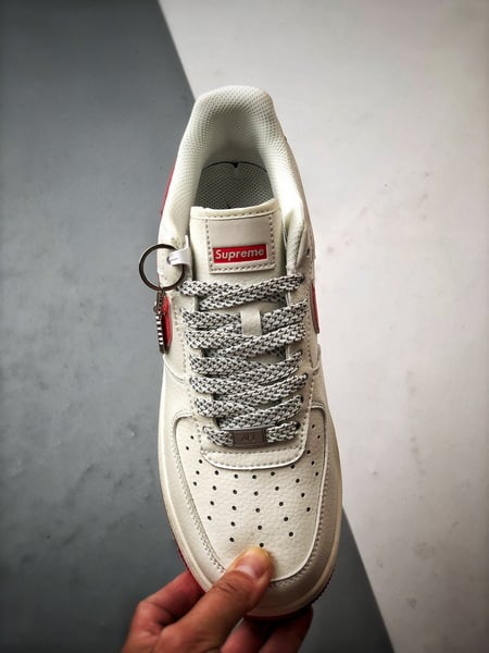 Sup x Air Force 1 Low Branco e Vermelho 3M - Vista 9