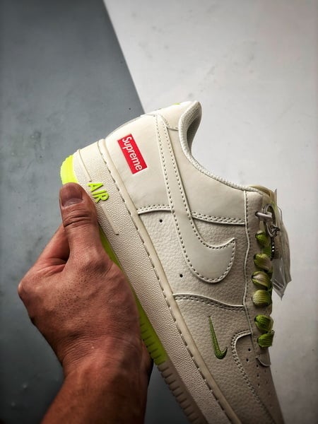 Sup x Air Force 1 Low Mescla Branco e Verde Fluorescente - Vista 2