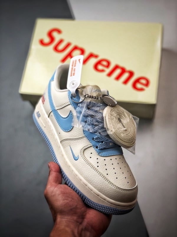 Sup x Air Force 1 Low Branco e Azul - Vista 1