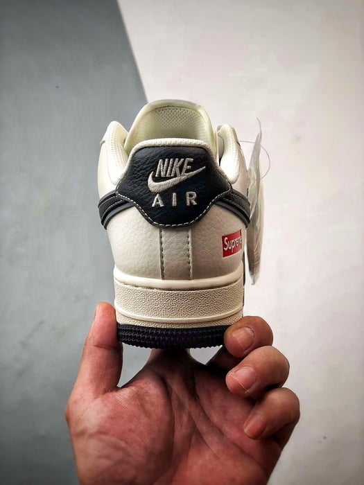 Sup x Nike Air Force 1 Low Bege e Preto - Vista 3