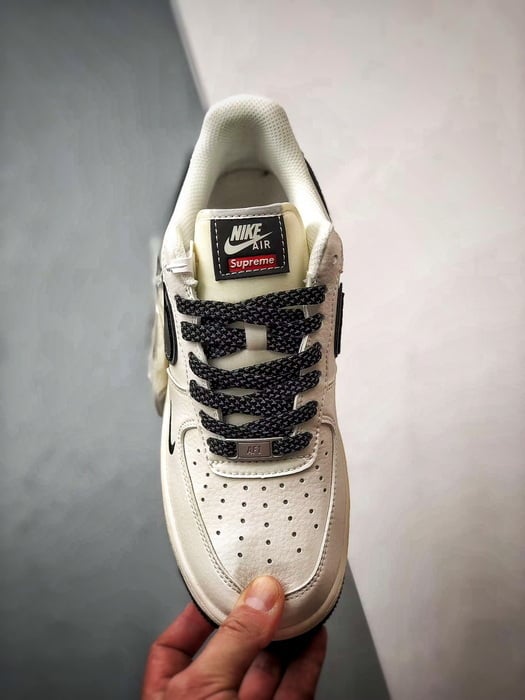 Sup x Air Force 1 Low Branco e Preto - Vista 9