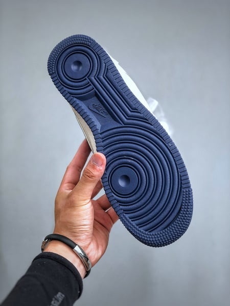 Undefeated x Nike Air Force 1 Low - Vista 3