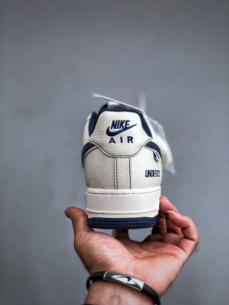 Undefeated x Nike Air Force 1 Low - Vista 4