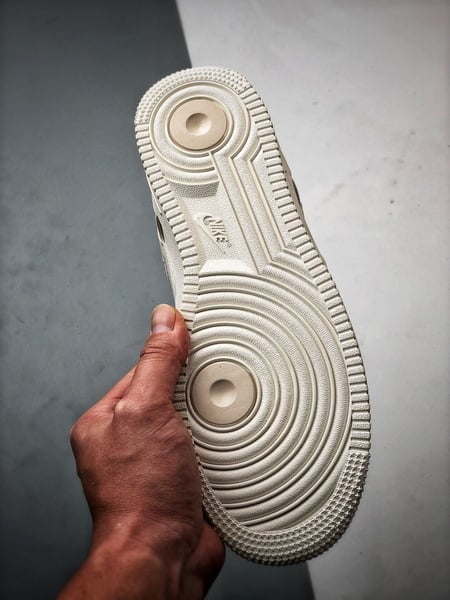 Vlone x Air Force 1 Low Creme e Khaki Claro - Vista 4