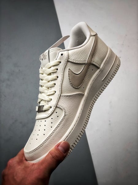Vlone x Air Force 1 Low Creme e Khaki Claro - Vista 5