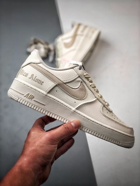 Vlone x Air Force 1 Low Creme e Khaki Claro - Vista 7