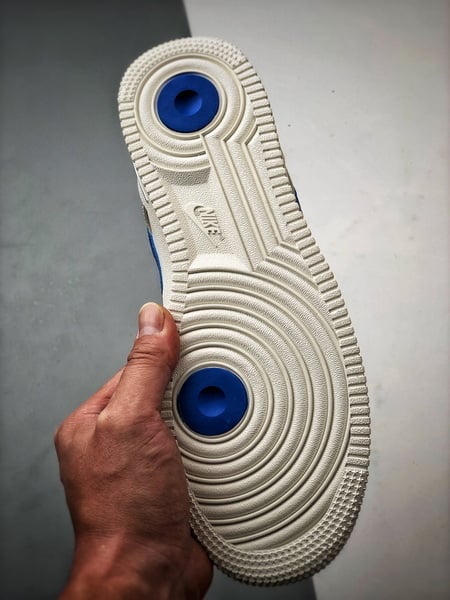 Vlone x Air Force 1 Low Creme e Azul - Vista 4