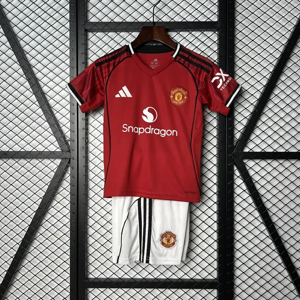 Manchester United Kids Home Kit 2025/26 - Vista 1