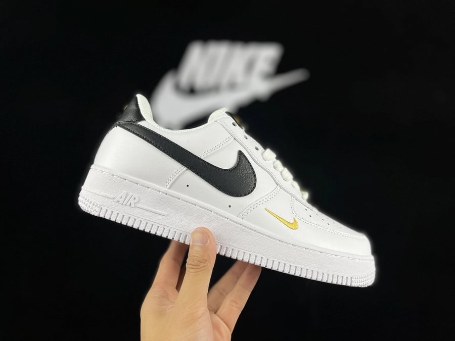 Air Force 1 Low Mini Swoosh Branco Preto - Vista 4