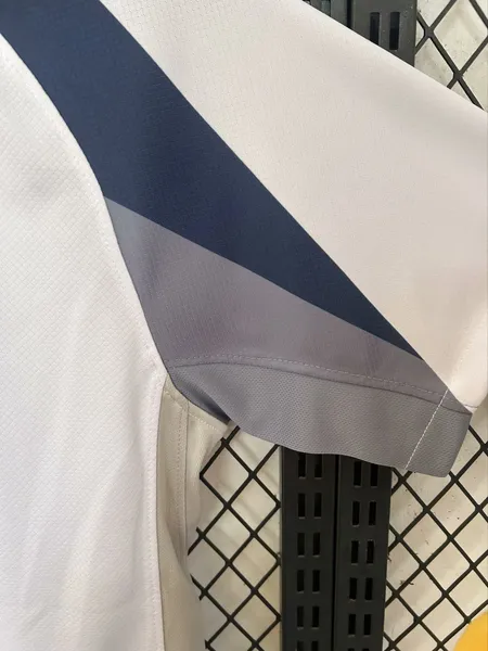 Tottenham Home Jersey 2025/26 - Vista 3