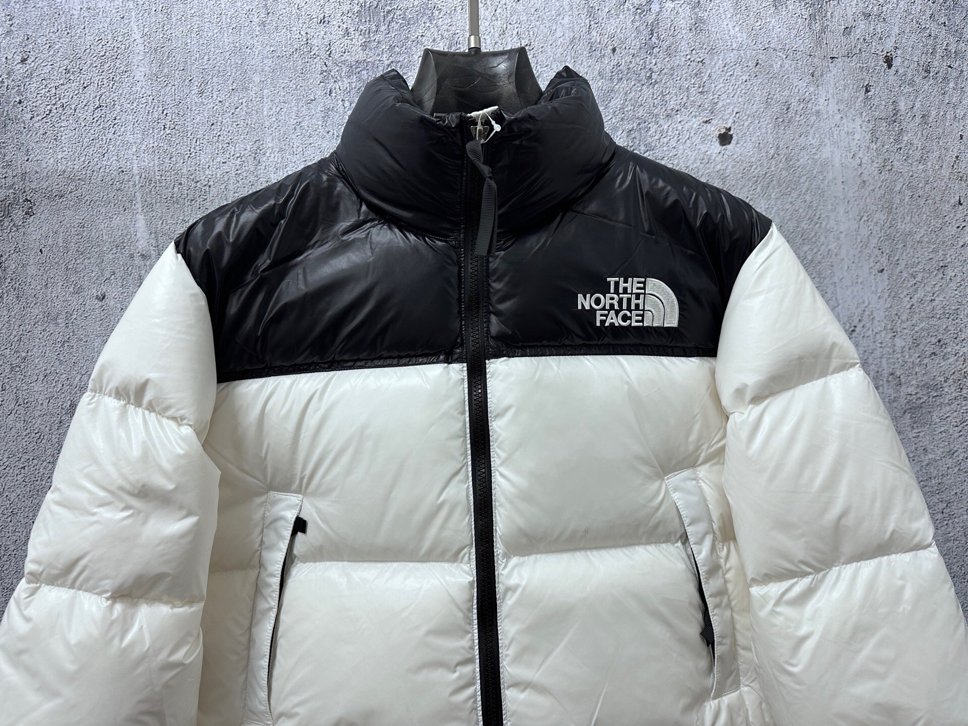The North Face classic 700 mulher branco e preto - Vista 4