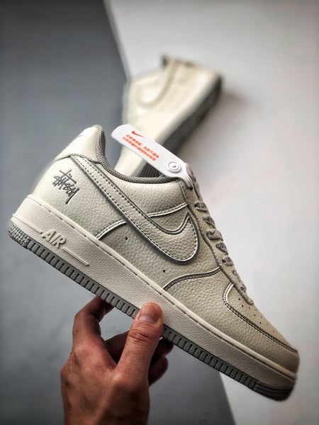 Stussy x Air Force 1 Low Bege e Cinza - Vista 4