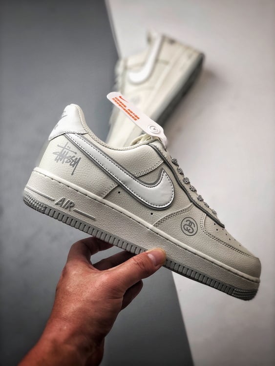 Stussy x Air Force 1 Low Creme e Cinza Reflectivo - Vista 3