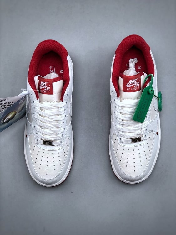 Nike Air Force 1 '07 Branco com Mini Swoosh Vermelho - Vista 4