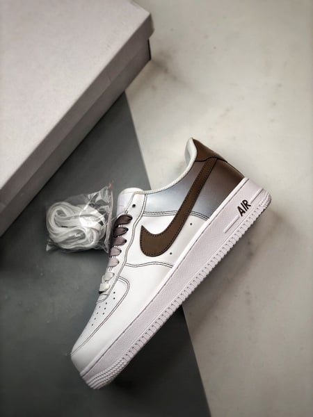 Air Force 1 '07 Low Castanho e Branco Gradiente - Vista 3