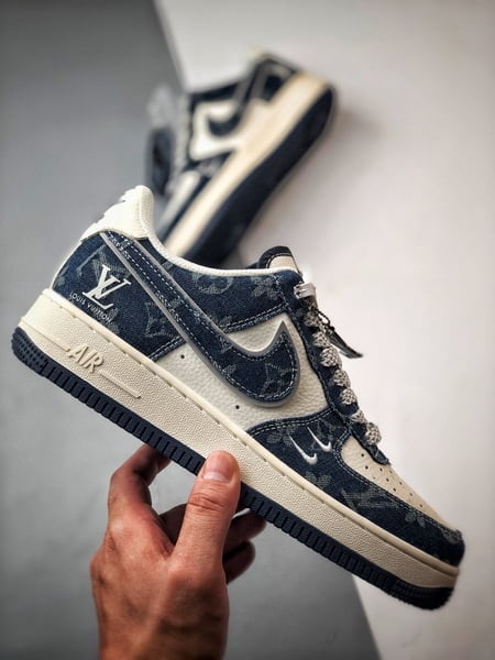 LV x Air Force 1 Low Branco e Azul Denim - Vista 4