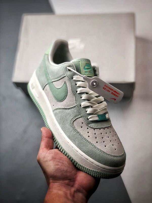 Air Force 1 '07 Low Branco, Cinza e Verde - Vista 1