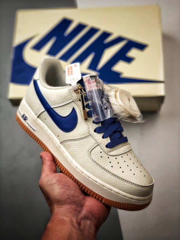 Air Force 1 '07 Low Branco e Azul com Sola de Goma - Vista 1