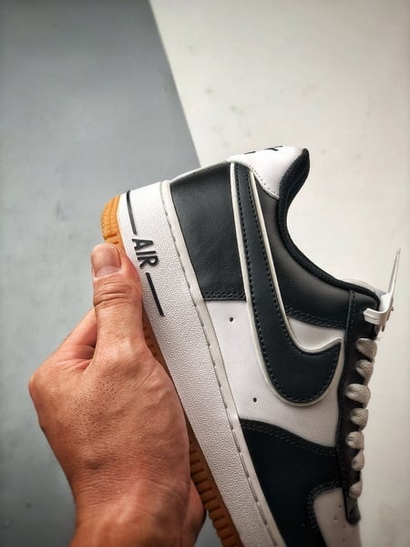 Air Force 1 '07 Low Branco, Preto e Solado Natural - Vista 2