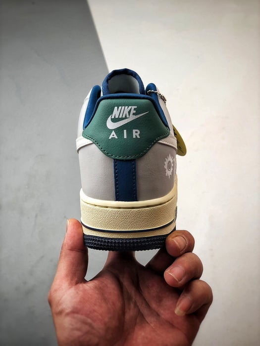 Air Force 1 Low Juvenil Cinza e Branco - Vista 3