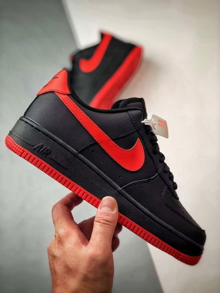 Air Force 1 Low Preto e Vermelho - Vista 7