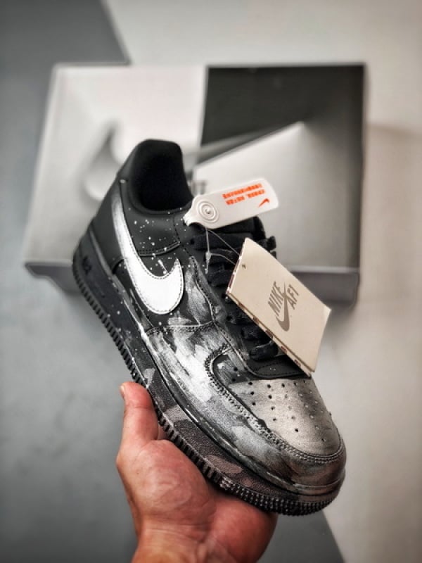 Air Force 1 '07 Low Preto e Prata Grafite - Vista 1