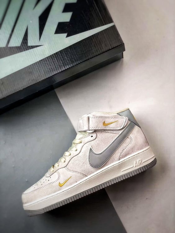 Air Force 1 07 Mid Bege Branco e Prata Camurca - Vista 8