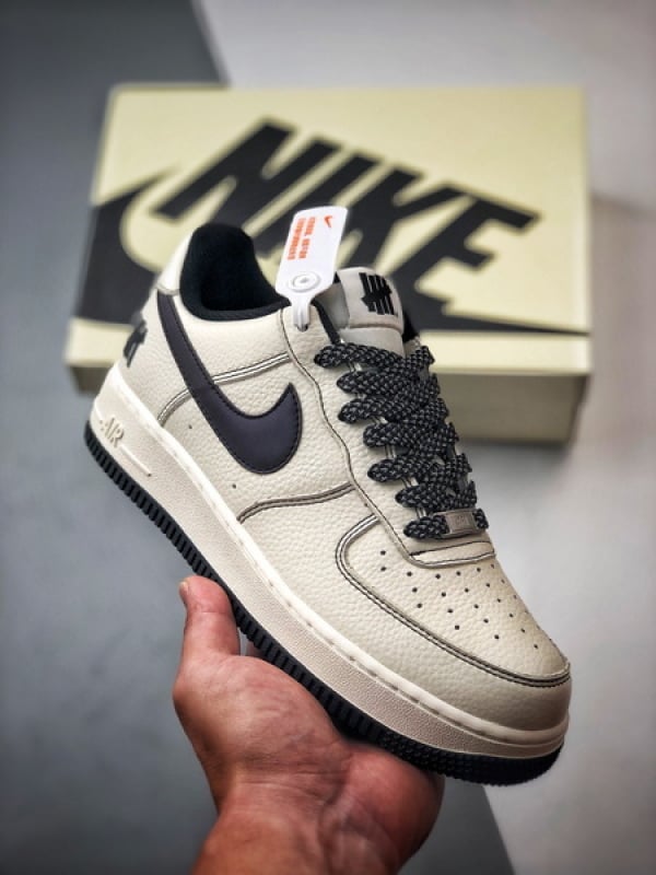 Air Force 1 Low Cinco Listras Creme e Preto - Vista 1