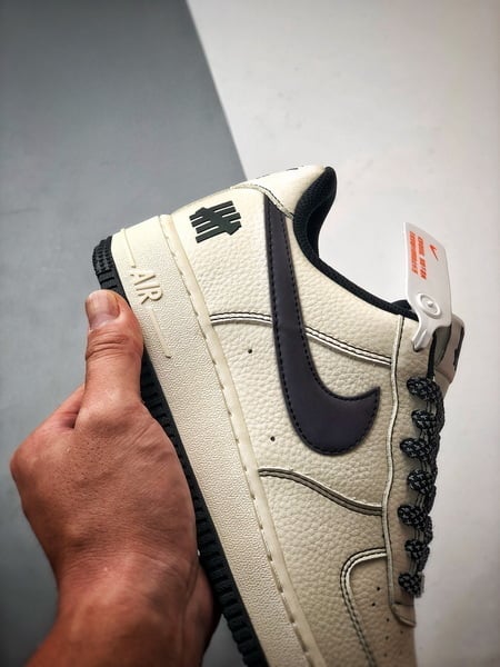 Air Force 1 Low Cinco Listras Creme e Preto - Vista 2