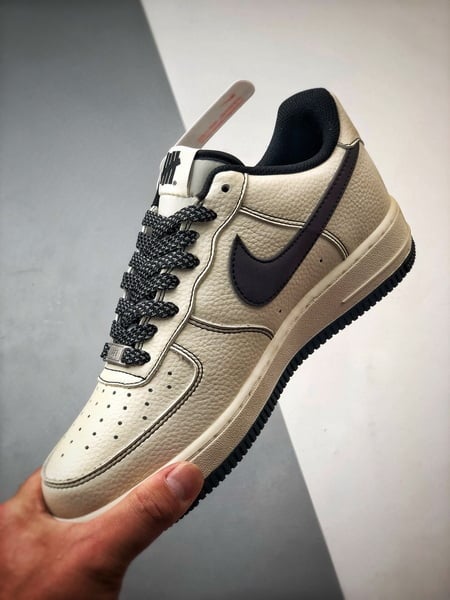Air Force 1 Low Cinco Listras Creme e Preto - Vista 5
