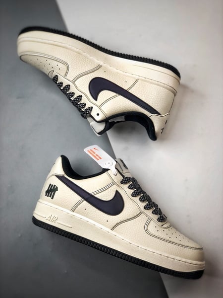Air Force 1 Low Cinco Listras Creme e Preto - Vista 6