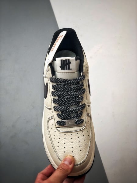 Air Force 1 Low Cinco Listras Creme e Preto - Vista 9