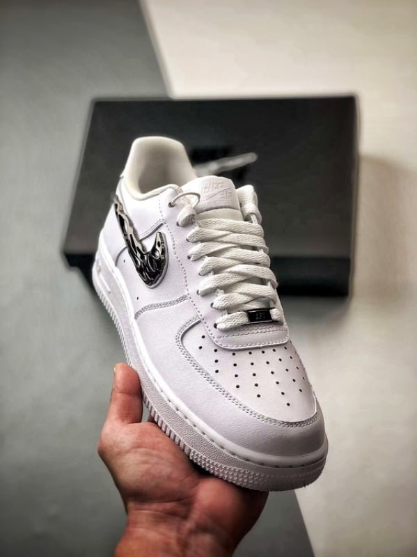 Air Force 1 Low Branco e Preto com Gancho Metálico - Vista 1