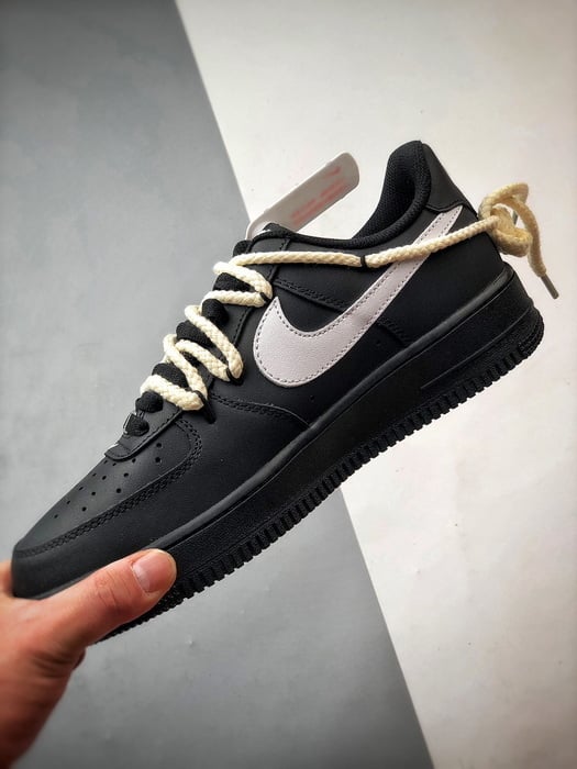 Air Force 1 Low Preto e Branco com Cadarços Grossos - Vista 5