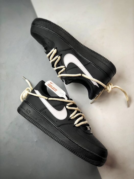 Air Force 1 Low Preto e Branco com Cadarços Grossos - Vista 6