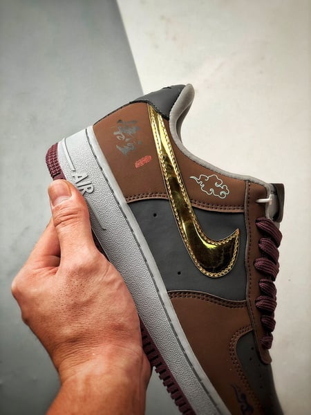 Air Force 1 Low 'By You' Goku Cinza, Vermelho e Dourado - Vista 2