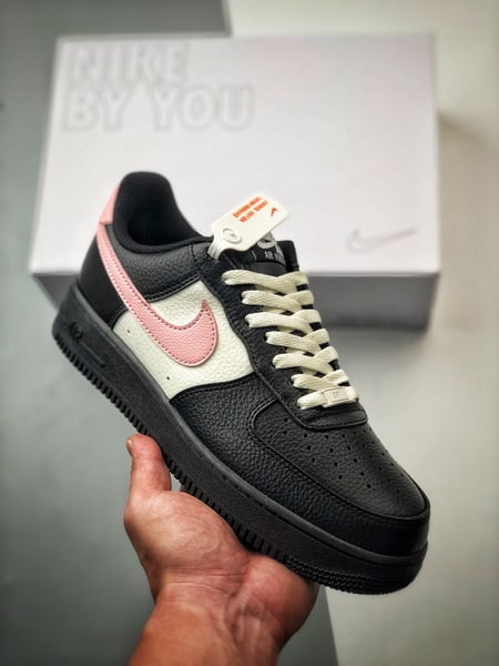 Air Force 1 Low By You Preto, Branco e Rosa - Vista 2