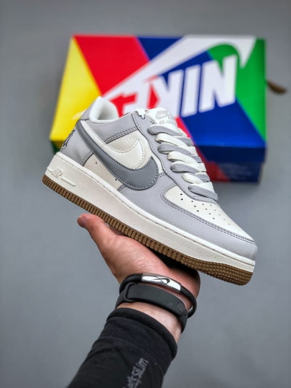 Nike Air Force 1 Low 07 Cinza e Branco Duplo Swoosh
