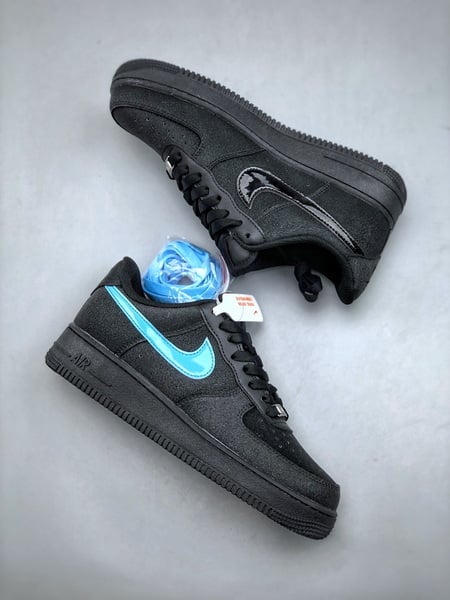 Nike Air Force 1 Low Preto com Swoosh Azul - Vista 2