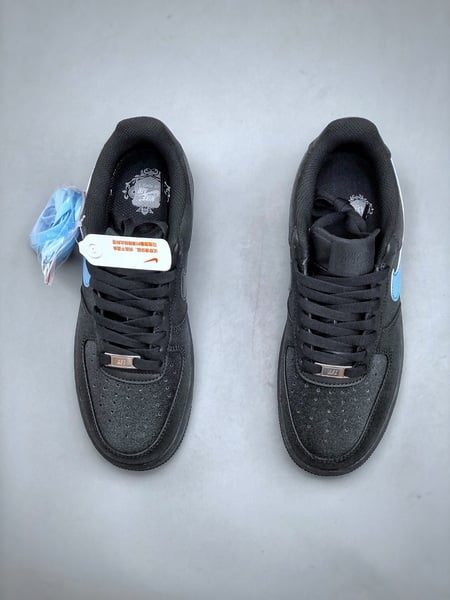 Nike Air Force 1 Low Preto com Swoosh Azul - Vista 6