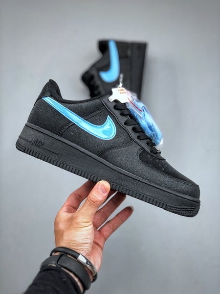 Nike Air Force 1 Low Preto com Swoosh Azul - Vista 7
