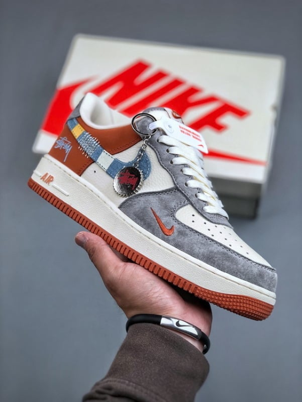 Nike Air Force 1 Low 07 x Stüssy Bege e Preto - Vista 1