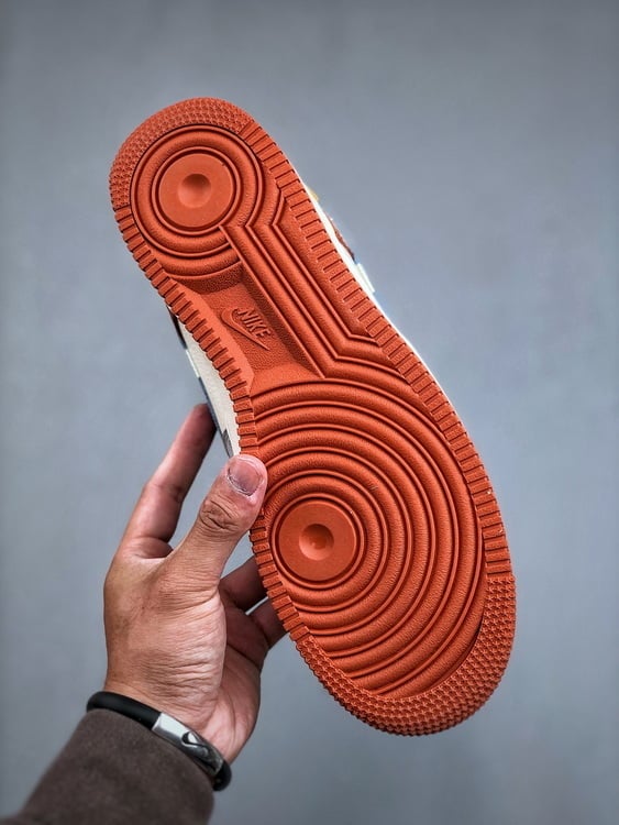 Nike Air Force 1 Low 07 x Stüssy Bege e Preto - Vista 3