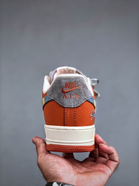 Nike Air Force 1 Low 07 x Stüssy Bege e Preto - Vista 4