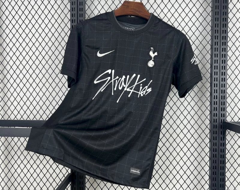Tottenham Hotspur Away X StrayKids Jersey 25/26 - Vista 1