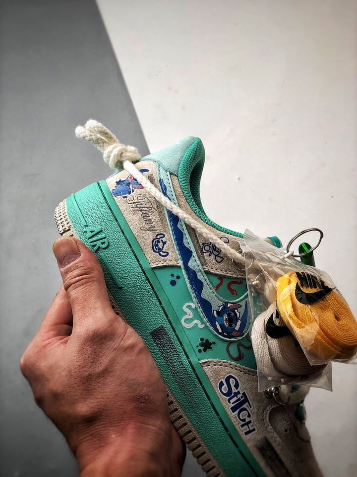 Stitch x Nike Air Force 1 Low Cinza e Verde - Vista 2
