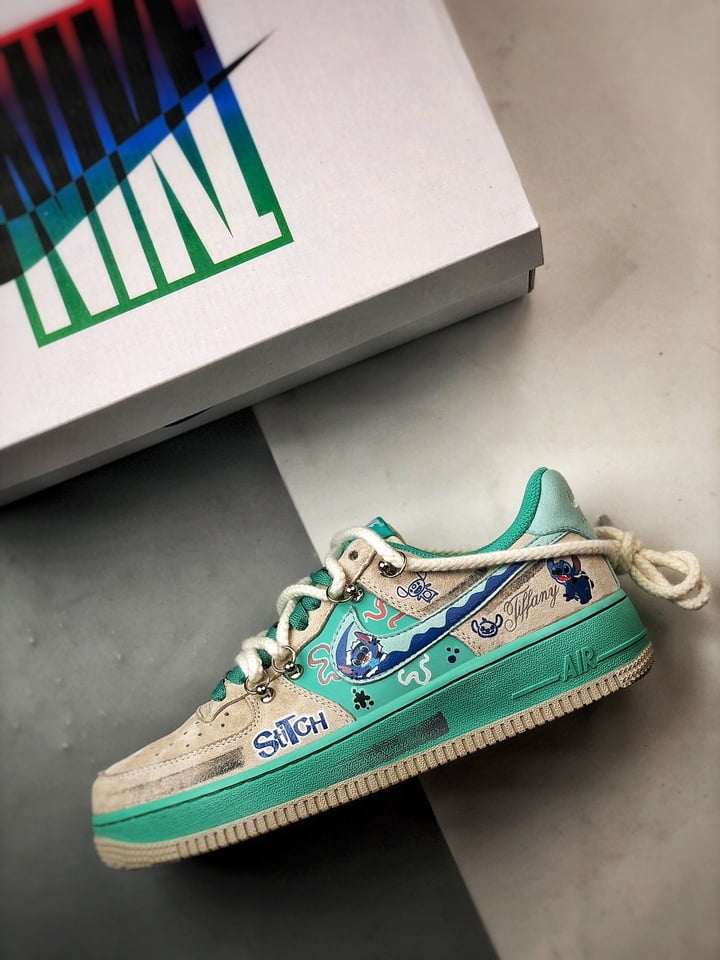 Stitch x Nike Air Force 1 Low Cinza e Verde - Vista 8