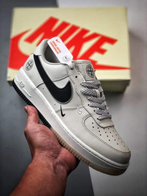 Stone Island x Air Force 1 Low Bege, Branco e Preto Reflexo