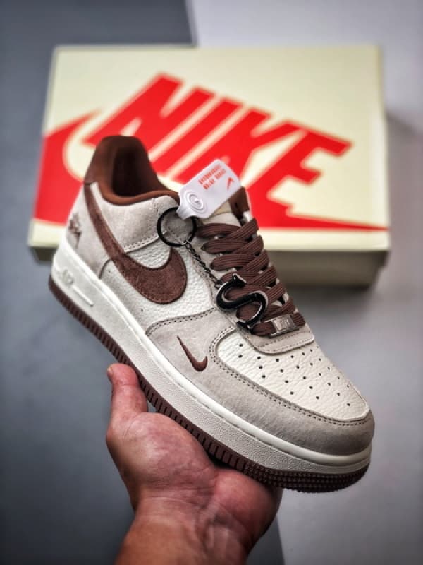 Stussy x Air Force 1 Low Marfim e Marrom