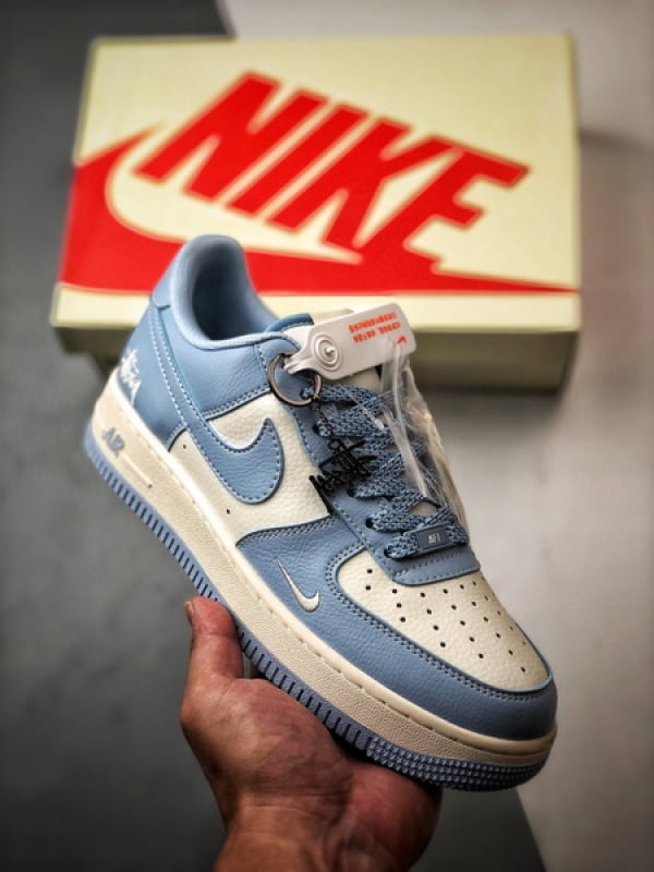 Stussy x Air Force 1 Low Off-White e Azul - Vista 1